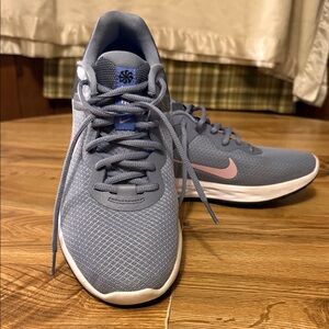 Nike Women’s sz 11 gray athletic shoes